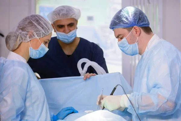 Команда хирургов, делающих операцию — стоковое фото