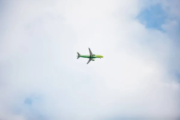 Avión en el cielo azul nublado — Foto de Stock