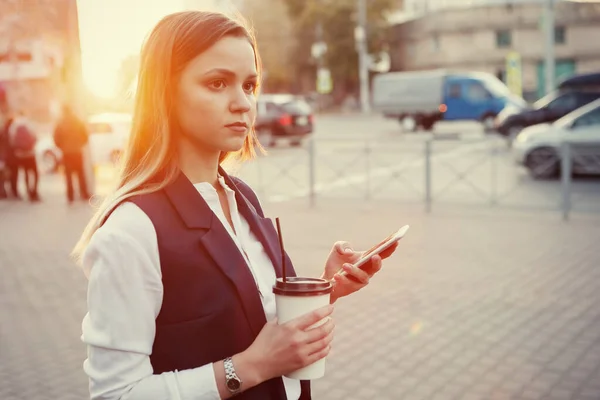 Młoda kobieta z smartphone i kawy. — Zdjęcie stockowe