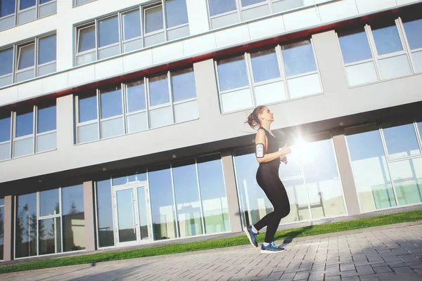 Mujer corriendo en la ciudad — Foto de Stock