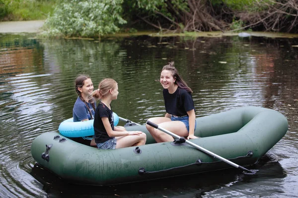 Enfants monter un bateau gonflable sur le lac — Photo