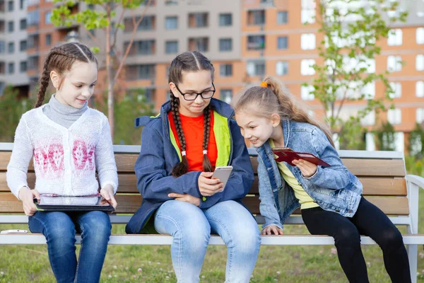 Enfants et gadgets dans le parc de la ville . — Photo