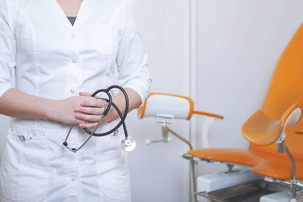 Arzt Gynäkologe im Büro. — Stockfoto