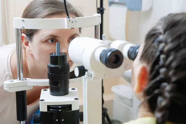 Badanie wzroku w gabinecie okulisty. — Zdjęcie stockowe