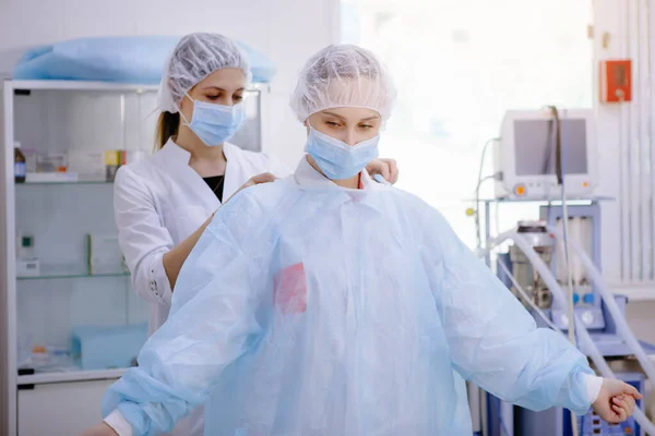 Equipe médica se preparando para a operação — Fotografia de Stock