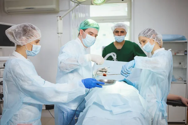 Equipo de cirujanos haciendo cirugía —  Fotos de Stock