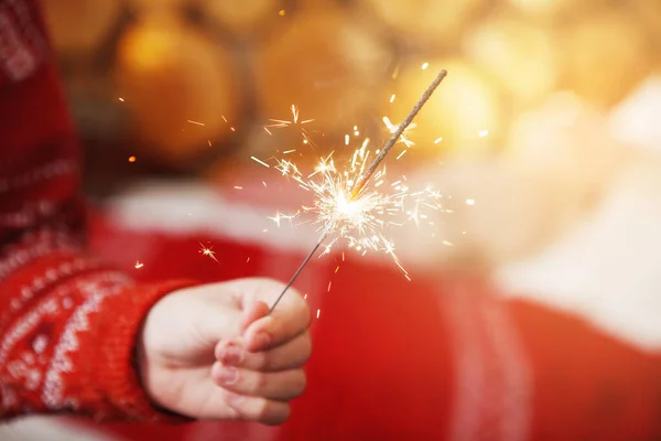 Hand med brinnande julglitter. Närbild. — Stockfoto