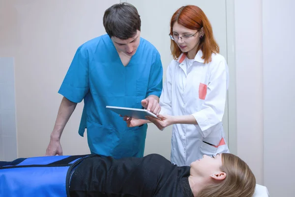 Vrouwelijke en mannelijke radiologen. — Stockfoto