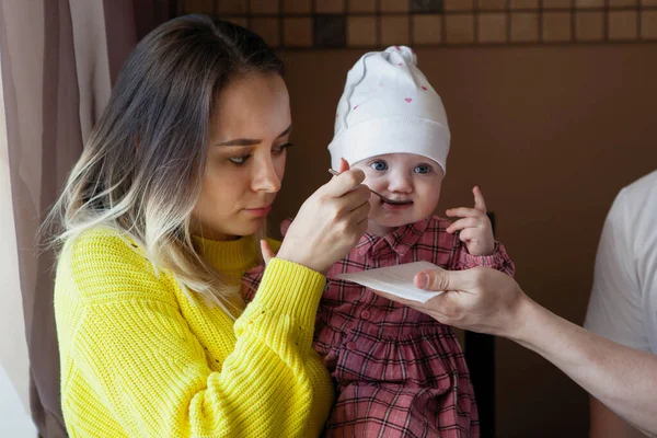 Lycklig familj i ett café vid bordet. — Stockfoto