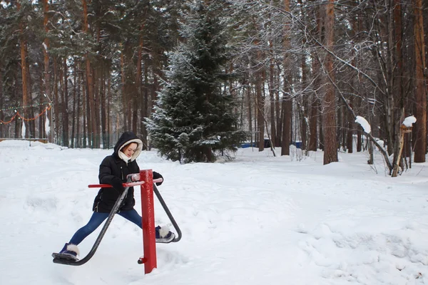 Jonge, mooie, vrolijke vrouw in de winter in het Park. — Stockfoto