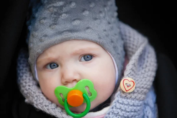 Babymeisje met blauwe ogen. — Stockfoto