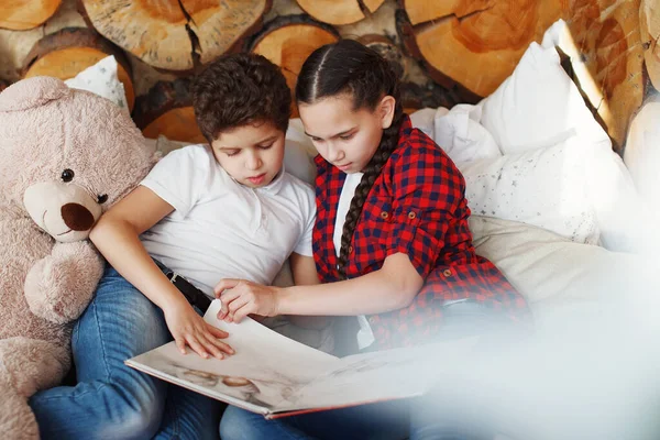 Dois adolescentes menina e menino livro de leitura . — Fotografia de Stock