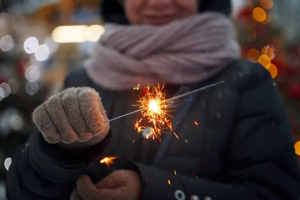 Mulher com brilhos de Natal em roupas de inverno na rua . — Fotografia de Stock