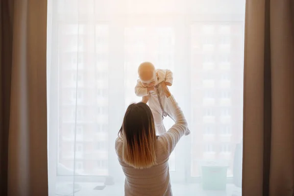 Jovem Mãe Amorosa Feliz Joga Beijos Sua Filha Bebê Seus — Fotografia de Stock