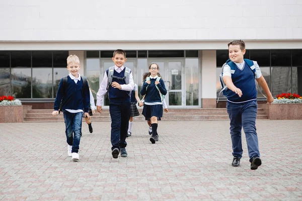Groupe d'écoliers en uniforme . — Photo