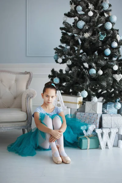 Noel ağacının yanında genç bir kız — Stok fotoğraf