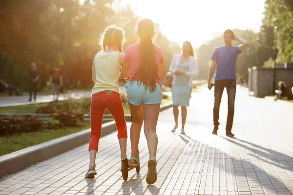 Teen Child guida uno scooter in un parco cittadino . — Foto Stock