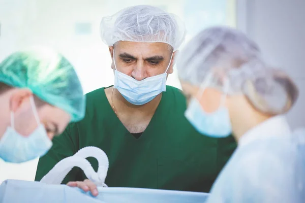 Equipo de cirujanos haciendo cirugía — Foto de Stock