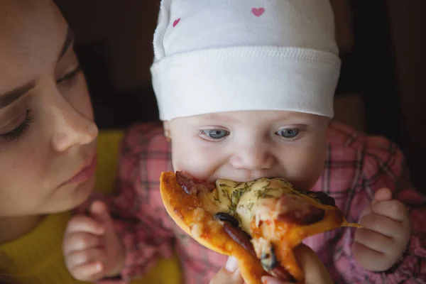 Donna con bambino che mangia . — Foto Stock