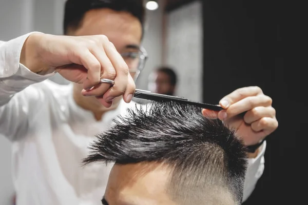 Guapo joven peluquero . — Foto de Stock