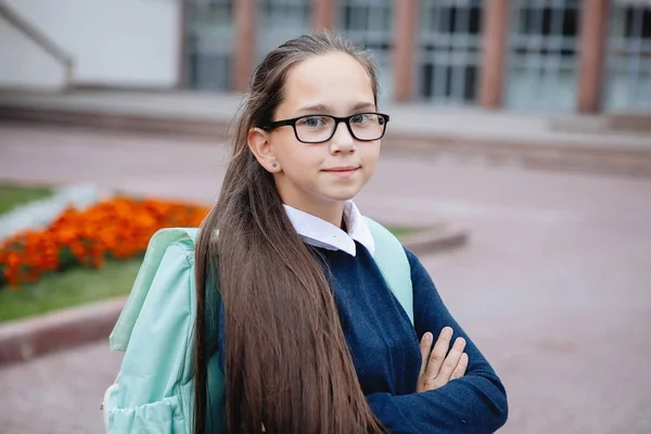 Adolescente colegial de uniforme em óculos . — Fotografia de Stock