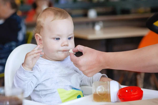 Liten pojke. — Stockfoto