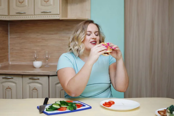 Толстая женщина ест нездоровую пищу — стоковое фото