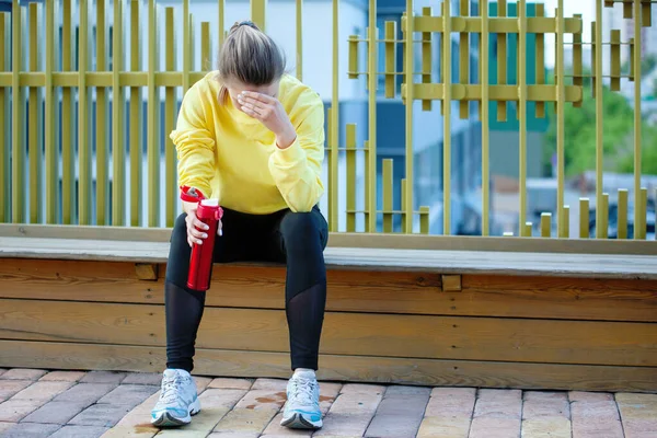 La donna sportiva in giallo si allena in un ambiente urbano . — Foto Stock