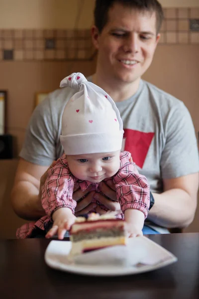 Unga far med baby. — Stockfoto