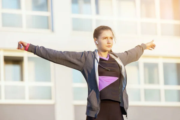 Ragazza sportiva su un tramonto . — Foto Stock