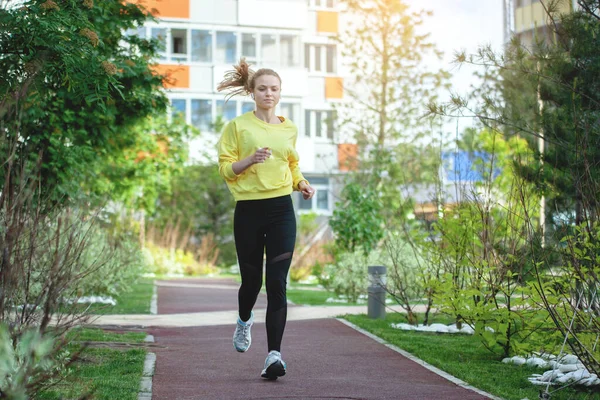 Sport woman in yellow is training in an urban environment. — Stock Photo, Image