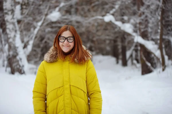 Vacaciones de Navidad. Hermosa mujer sonriente en ropa de abrigo con taza de café caliente al aire libre en invierno —  Fotos de Stock