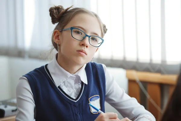 Schattig tiener meisje met bril. — Stockfoto