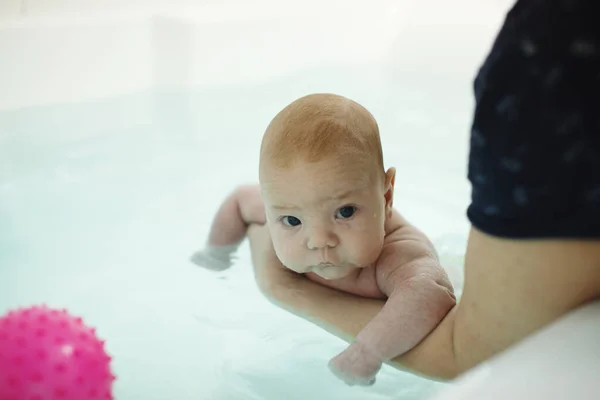 Madre bañando a su hijo . —  Fotos de Stock