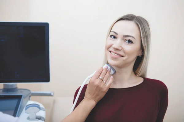 Esame ecografico del collo in clinica . — Foto Stock