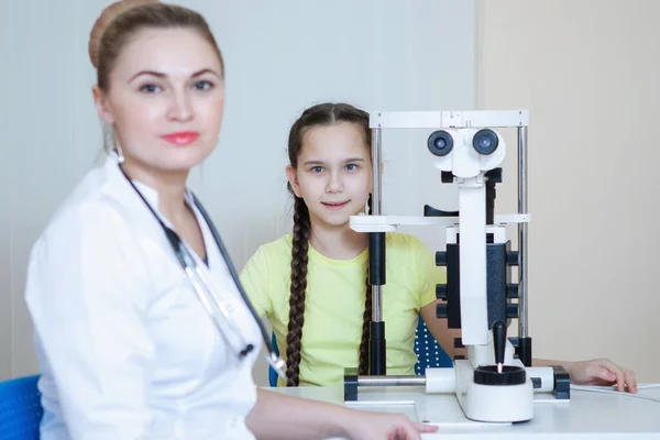 Médica oftalmologista na clínica . — Fotografia de Stock