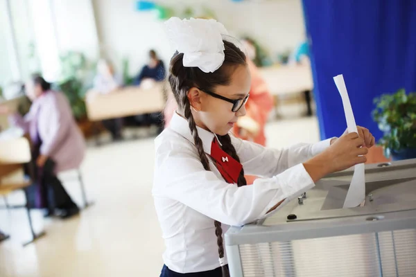 Jeune jolie fille adolescentes en lunettes dans un chemisier blanc et deux — Photo