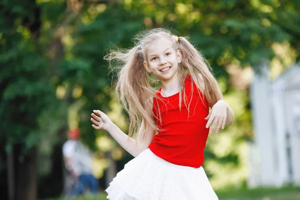 Little girls in the park — Stock Photo, Image