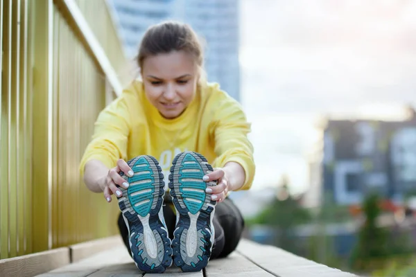 La donna sportiva in giallo si allena in un ambiente urbano . — Foto Stock