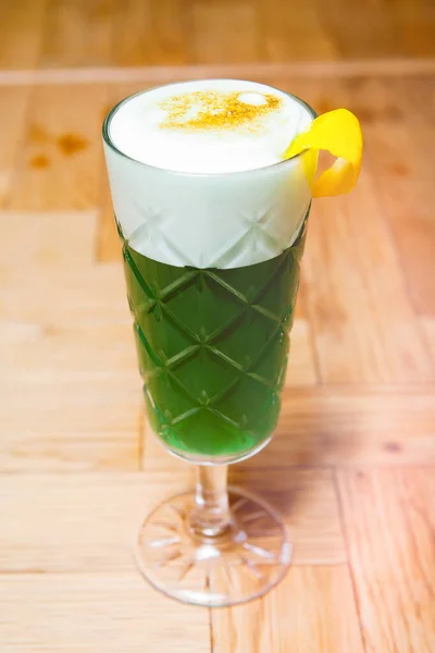 Cocktails on the bar counter — Stock Photo, Image