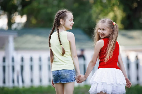 Two little girls in the park. — Stock Photo, Image