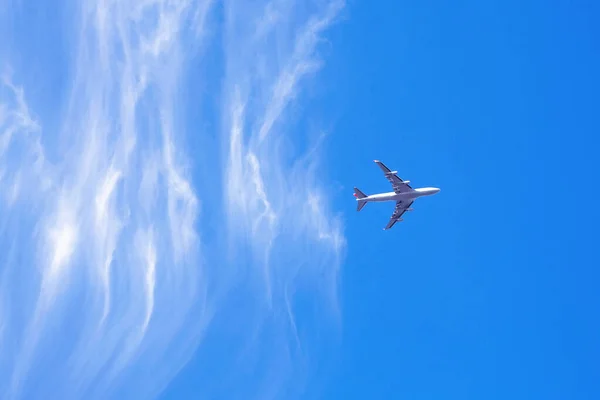 Avión está volando en el cielo — Foto de Stock