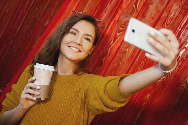 Портрет красивой молодой женщины с телефоном в кафе . — стоковое фото