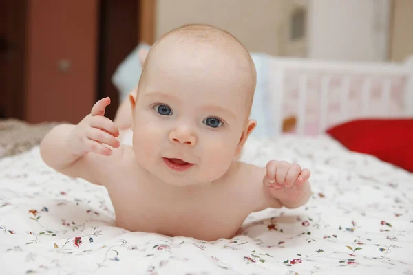 Gyönyörű Hónapos Kék Szemű Baby Baby Girl Feküdt Gyomrában Különböző — Stock Fotó