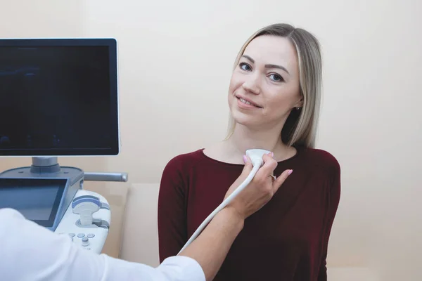 Esame ecografico del collo in clinica . — Foto Stock