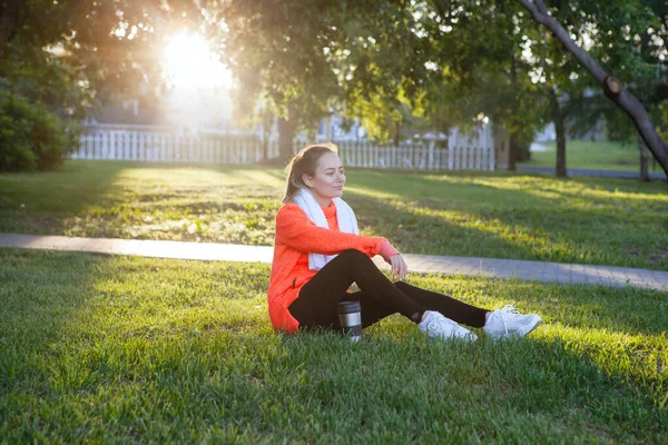 Mujer entrenando al aire libre — Foto de Stock