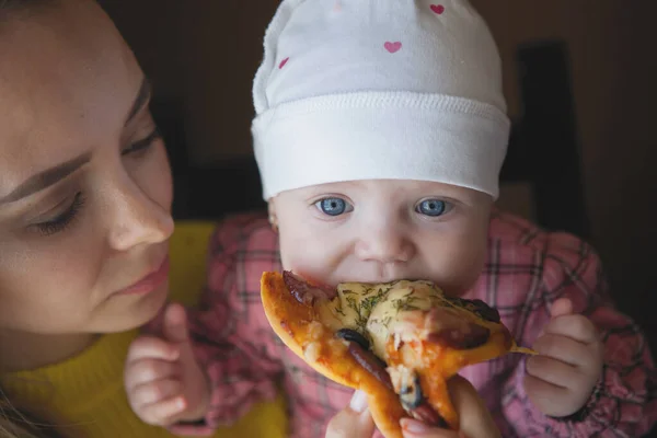 Donna con bambino che mangia . — Foto Stock