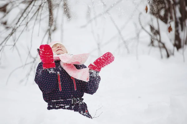 Młoda dziewczyna w zimowym śnieżnym lesie. — Zdjęcie stockowe