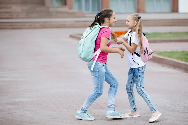 Dos amigas adolescentes se divierten y se complacen . — Foto de Stock