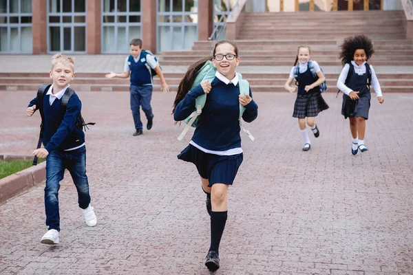 Grupa uczniów w mundurach. — Zdjęcie stockowe